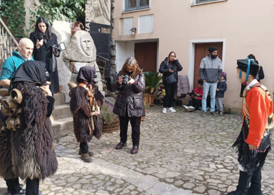 Bambini vestiti con abiti tradizionali durante una visita a un borgo tipico sardo con Vemu Inclusive Hikes